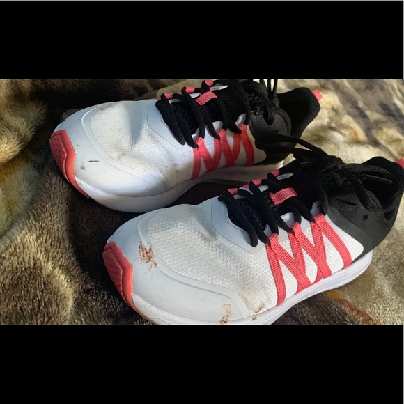 Athletic shoes - Picture 2 of 4